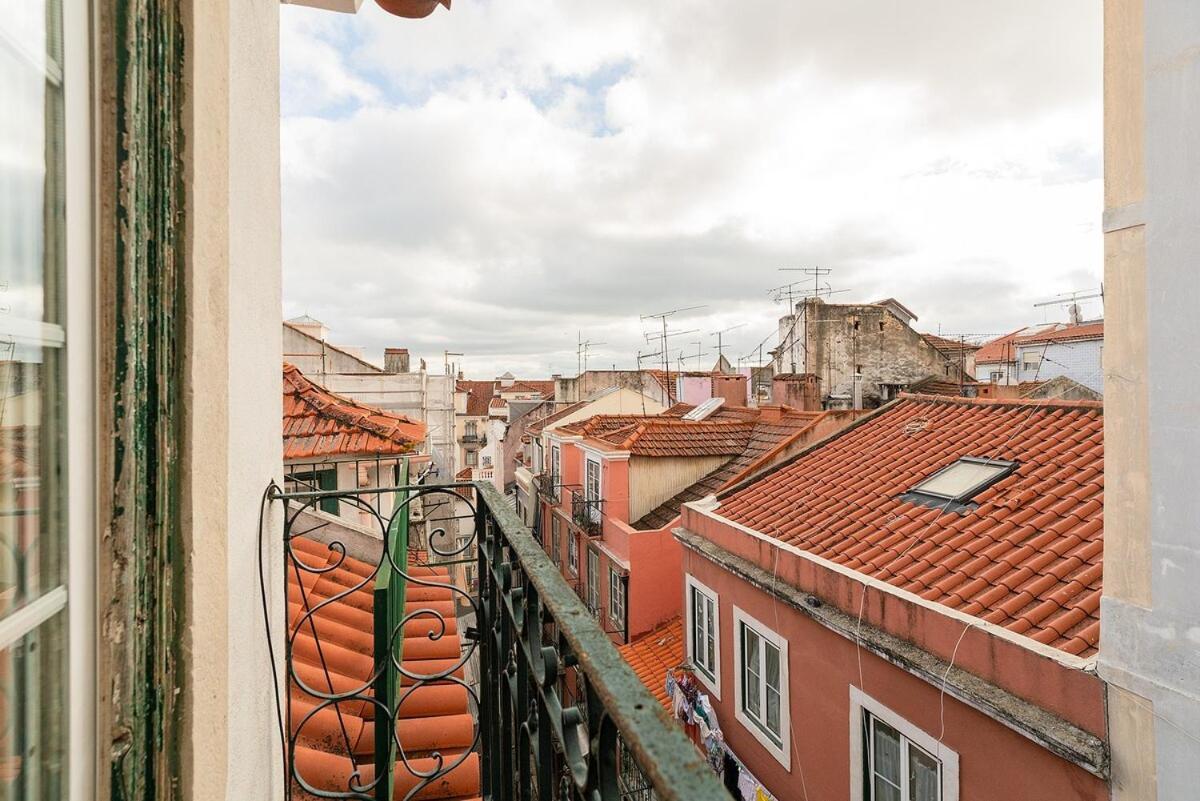 Attic Apartment With Balcony In Bairro Alto Лісабон Екстер'єр фото