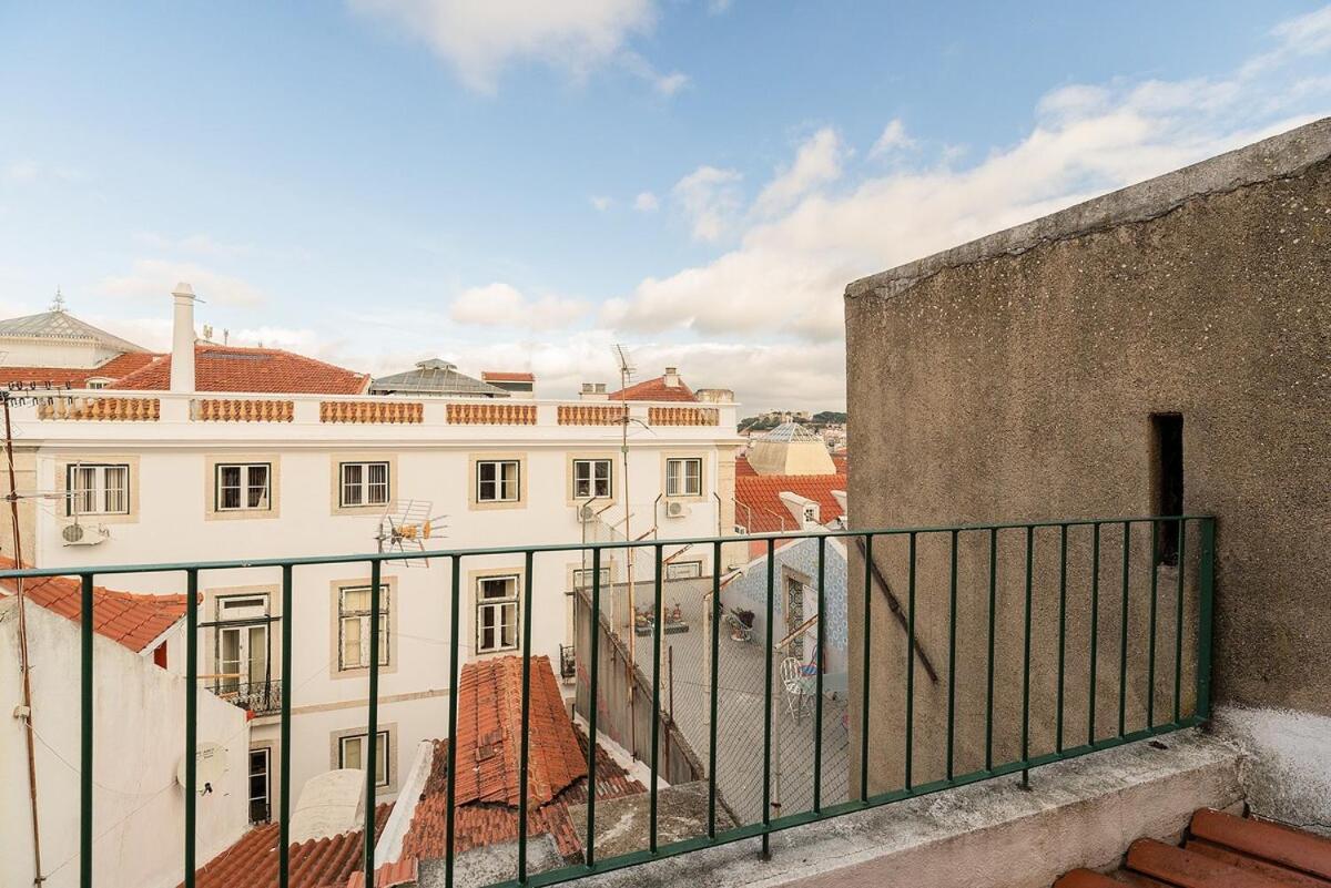 Attic Apartment With Balcony In Bairro Alto Лісабон Екстер'єр фото